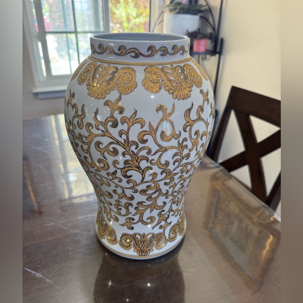 Beautiful and excellent conditions vase gold design